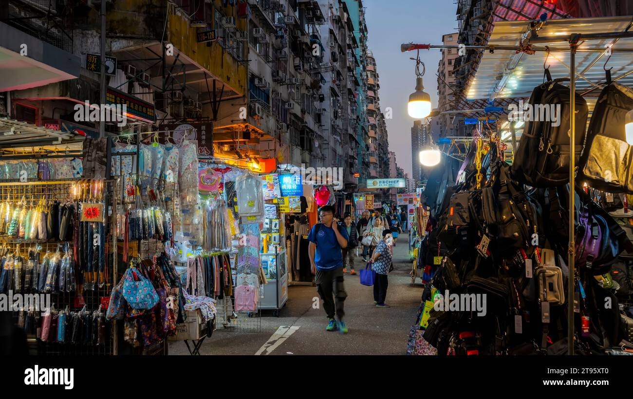 Sham Shui Po mercado nocturno, Hong Kong, China. Foto de stock