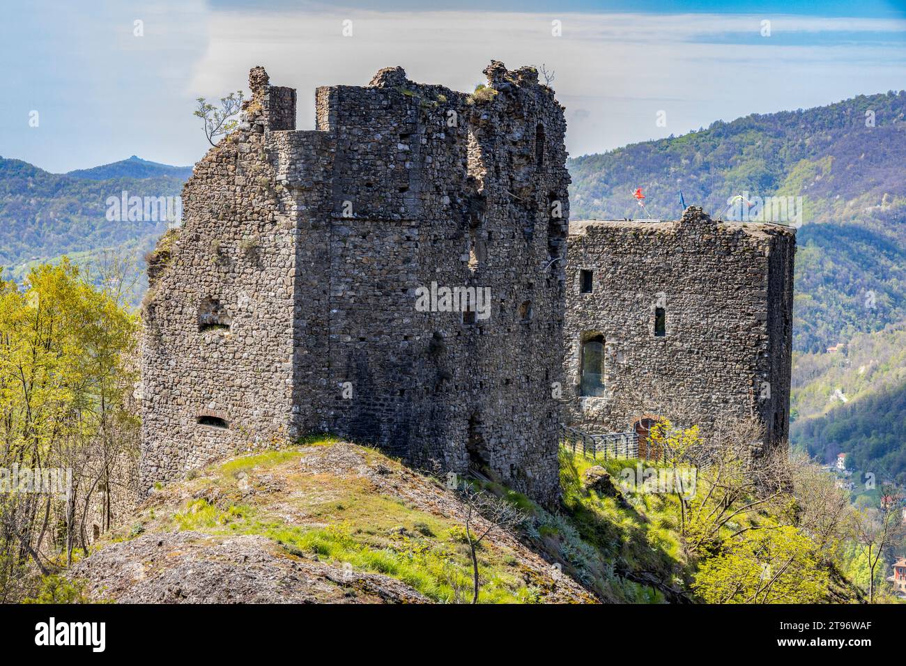 Ruinas del castillo de Savignone en el interior de Liguria de Génova, Italia Foto de stock