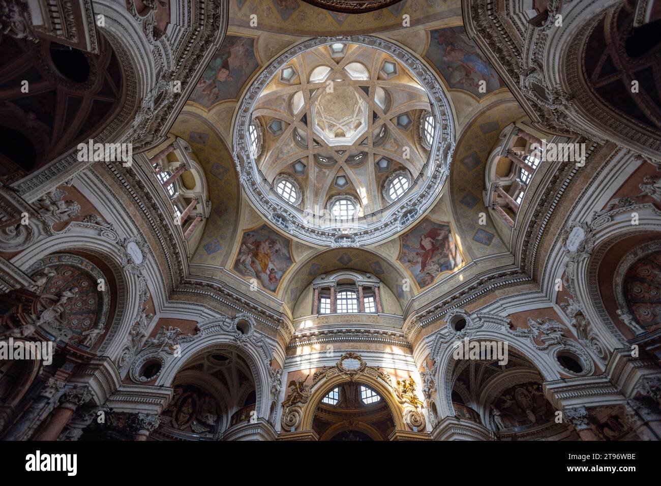 TURÍN, ITALIA, 11 DE ABRIL de 2023 - La cúpula interior de la Iglesia Real de San Lorenzo en Turín, Piamonte, italia Foto de stock