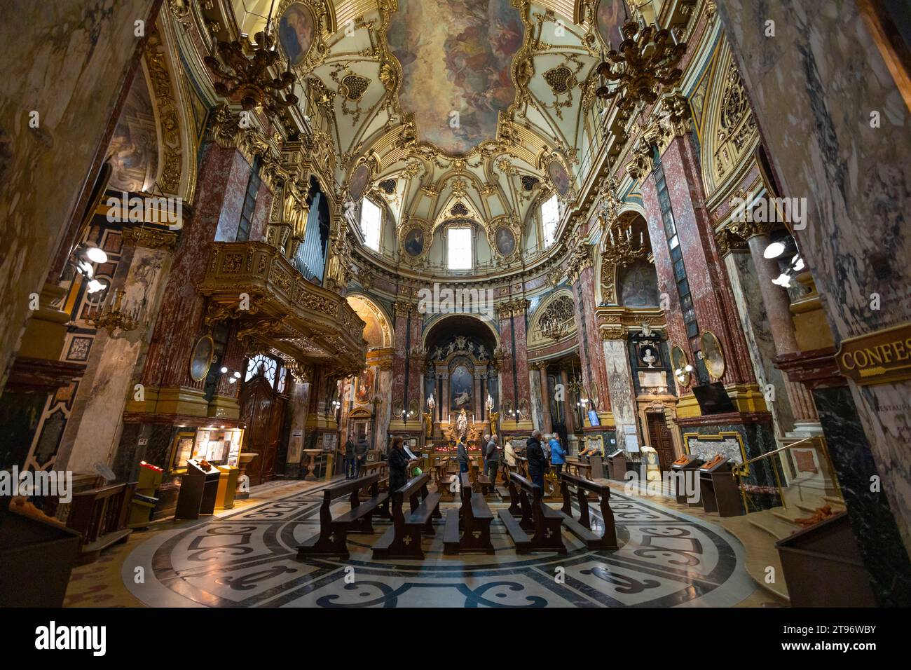 TURÍN, ITALIA, 11 DE ABRIL de 2023 - El interior del Santuario de la Consolata en Turín (Torino), Piamonte, Italia Foto de stock