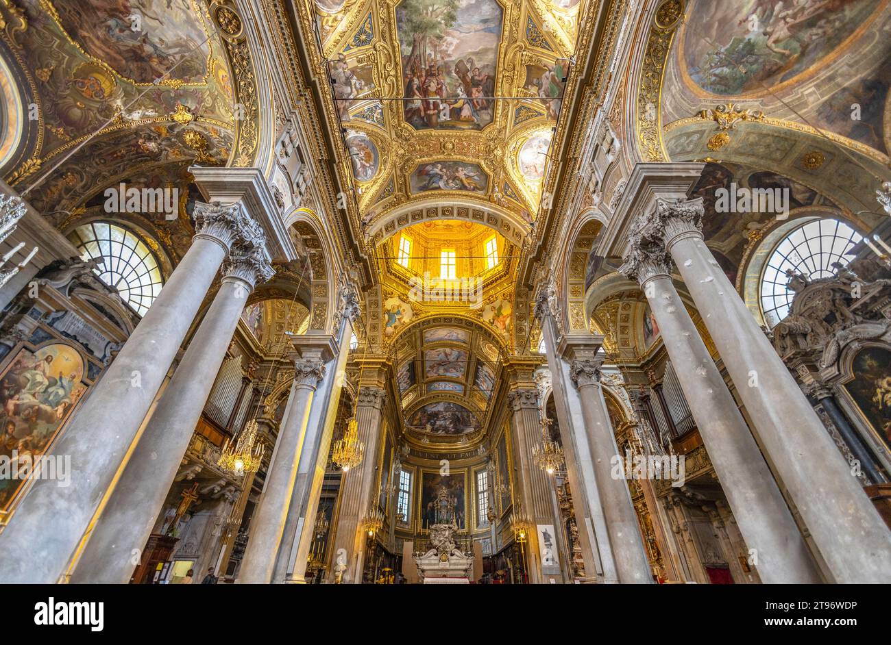 GÉNOVA, ITALIA 28 DE ABRIL de 2023 - Interior de la iglesia Maria delle Vigne en Génova, Italia Foto de stock