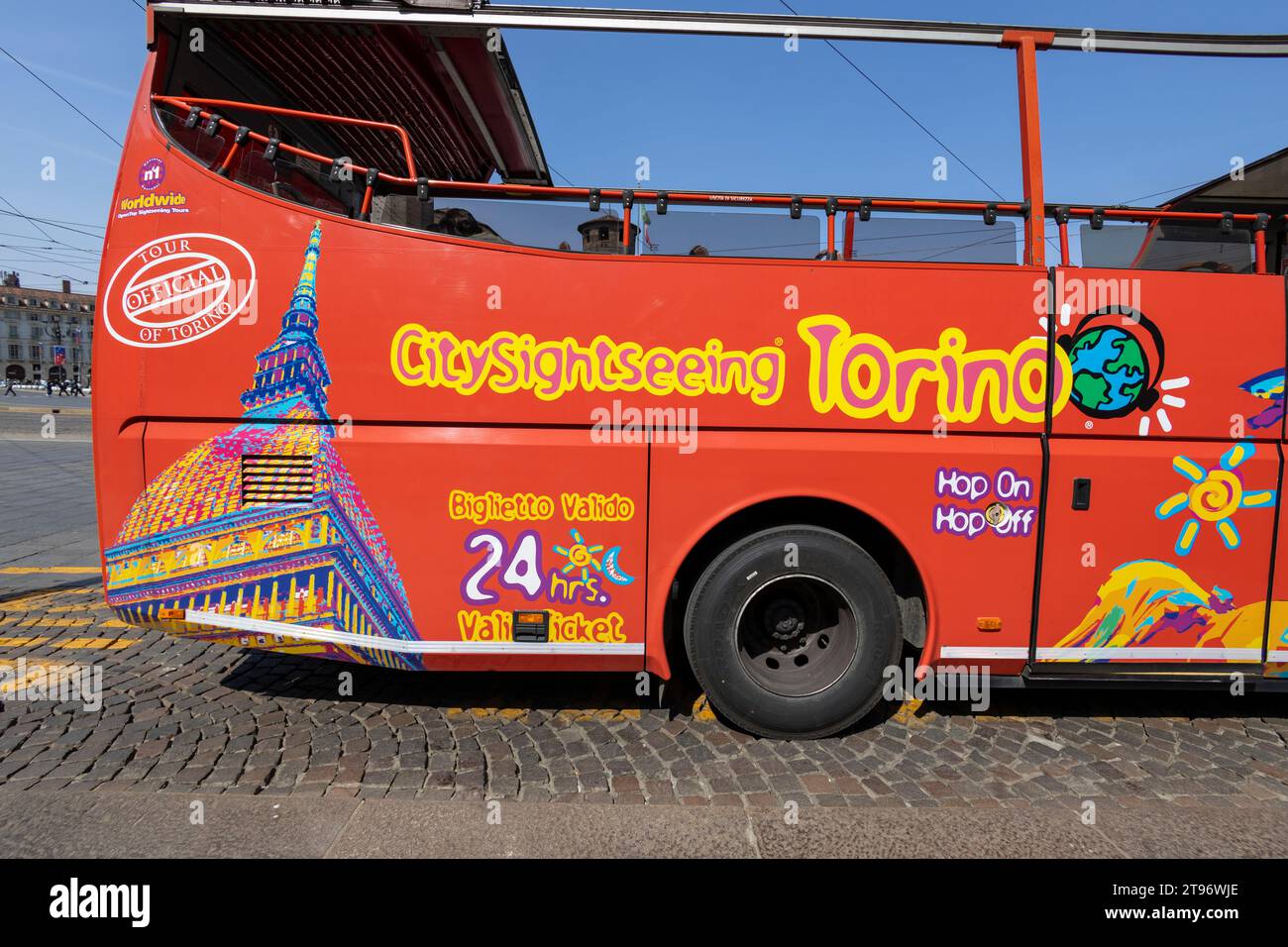 TURÍN, ITALIA, 11 DE ABRIL de 2023 - Citysightseeing Bus Torino (Turín), el autobús turístico rojo de dos pisos en Torino (Turín), Italia Foto de stock