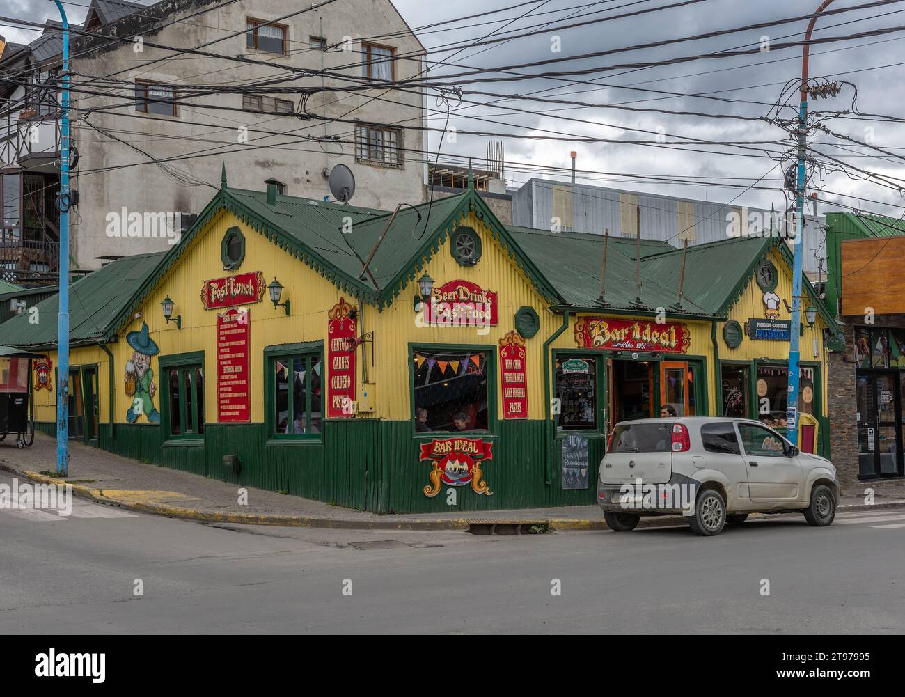 Calle en Ushuaia, la ciudad más austral del mundo, Tierra del Fuego, Argentina Foto de stock