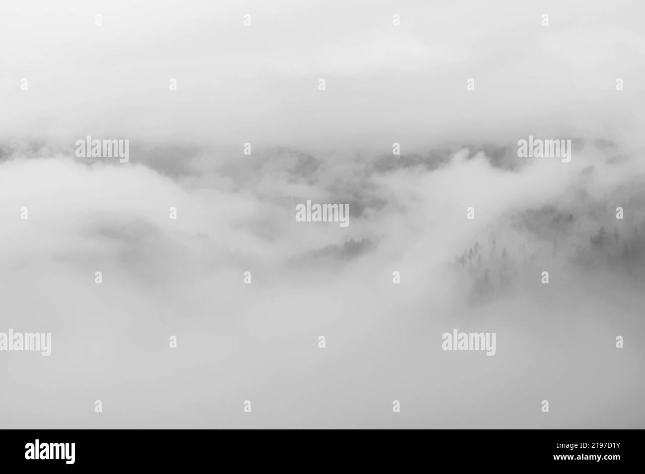 Bajo densas nubes se pueden ver los picos de los Dolomitas en Italia Foto de stock