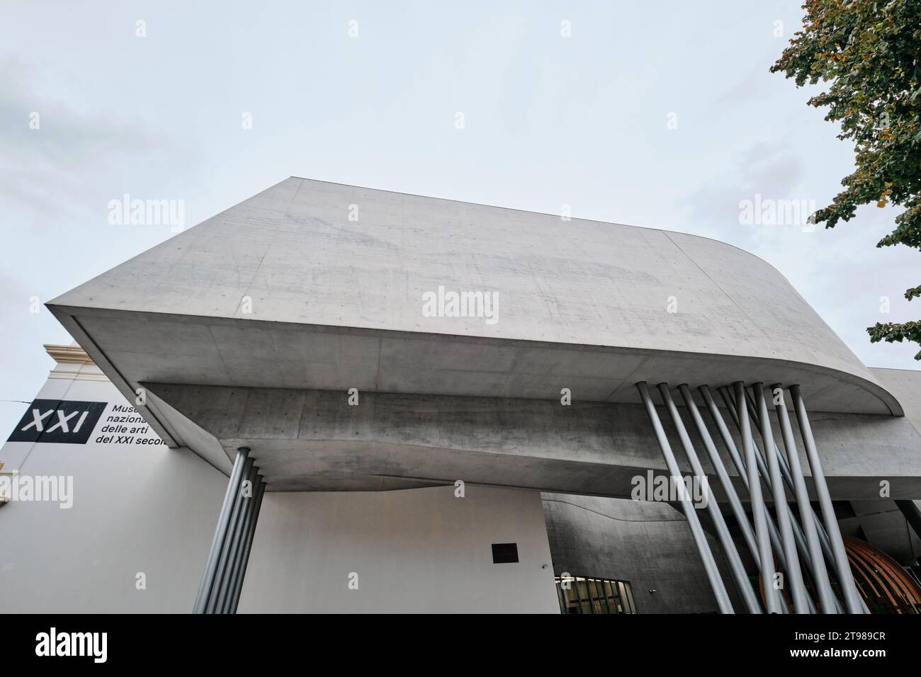 Roma, Italia - 29 de octubre de 2023: Fachada del museo nacional MAXXI de arte y arquitectura contemporánea del siglo XXI, edificio diseñado por Zaha Hadid Foto de stock