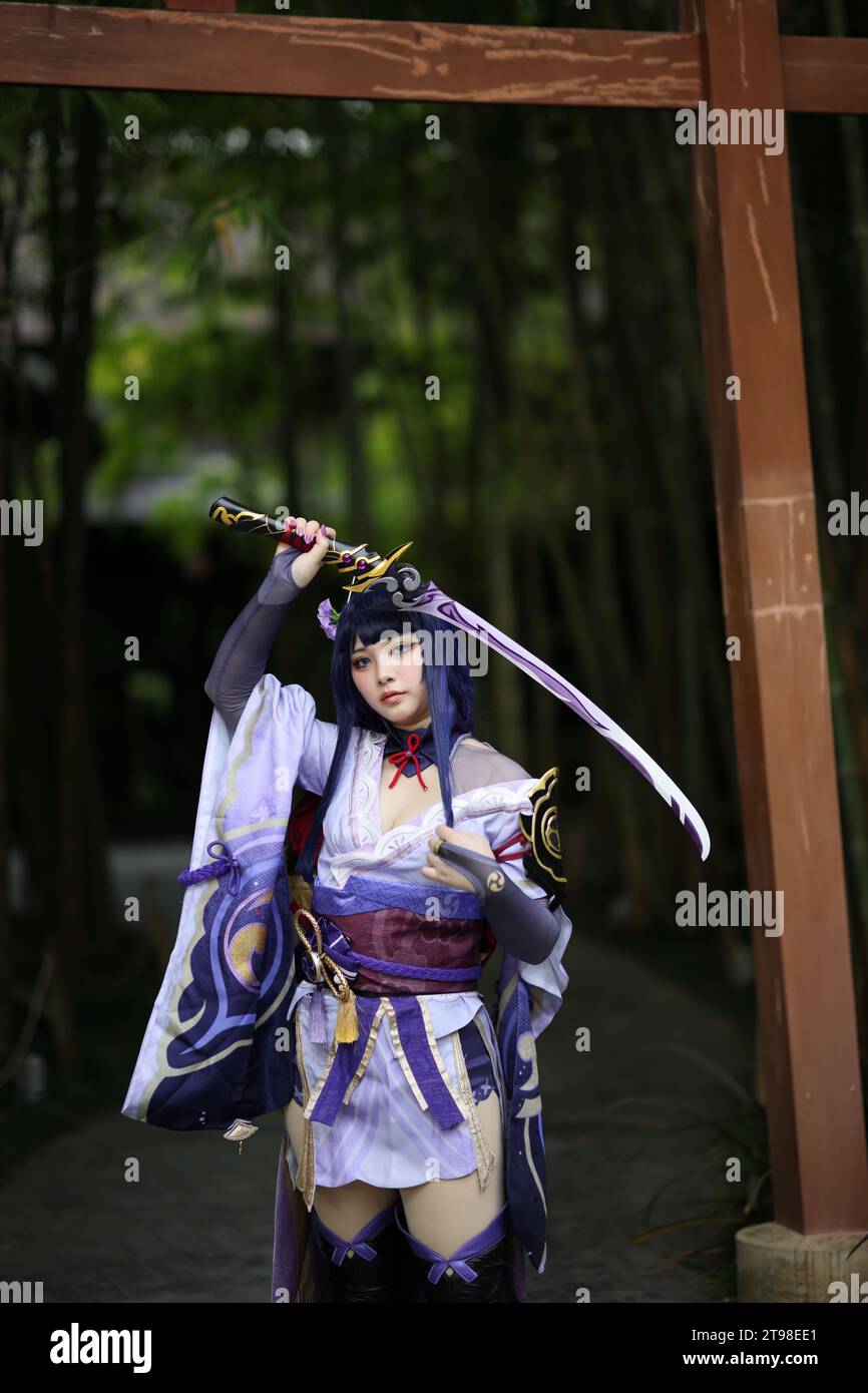 Retrato De Una Hermosa Joven Juego Cosplay Con Traje De Samurái En Un  Jardín Japonés Foto de stock y más banco de imágenes de Cosplay - iStock