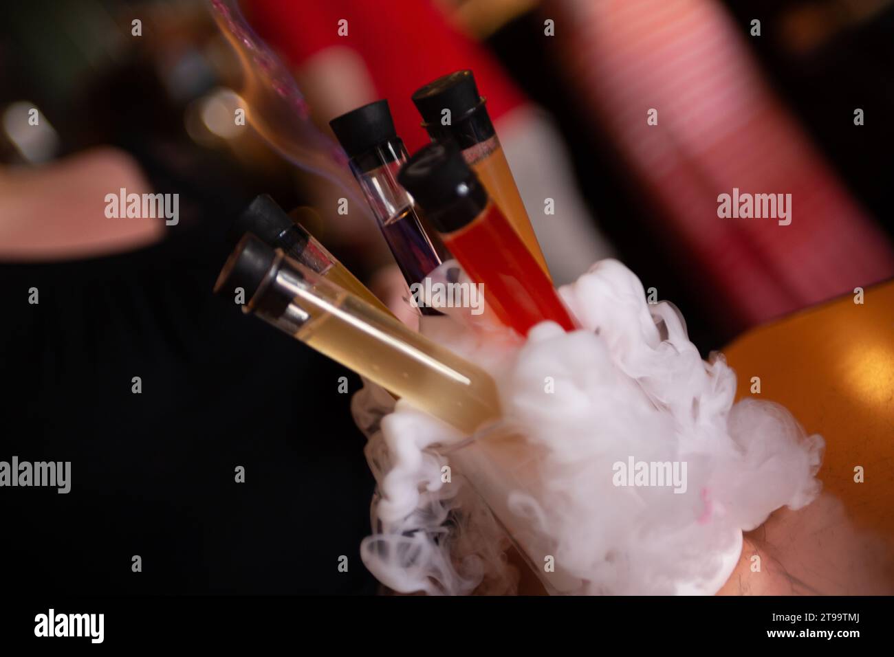 Humo de hielo seco cubitos de hielo Fotografía de stock - Alamy