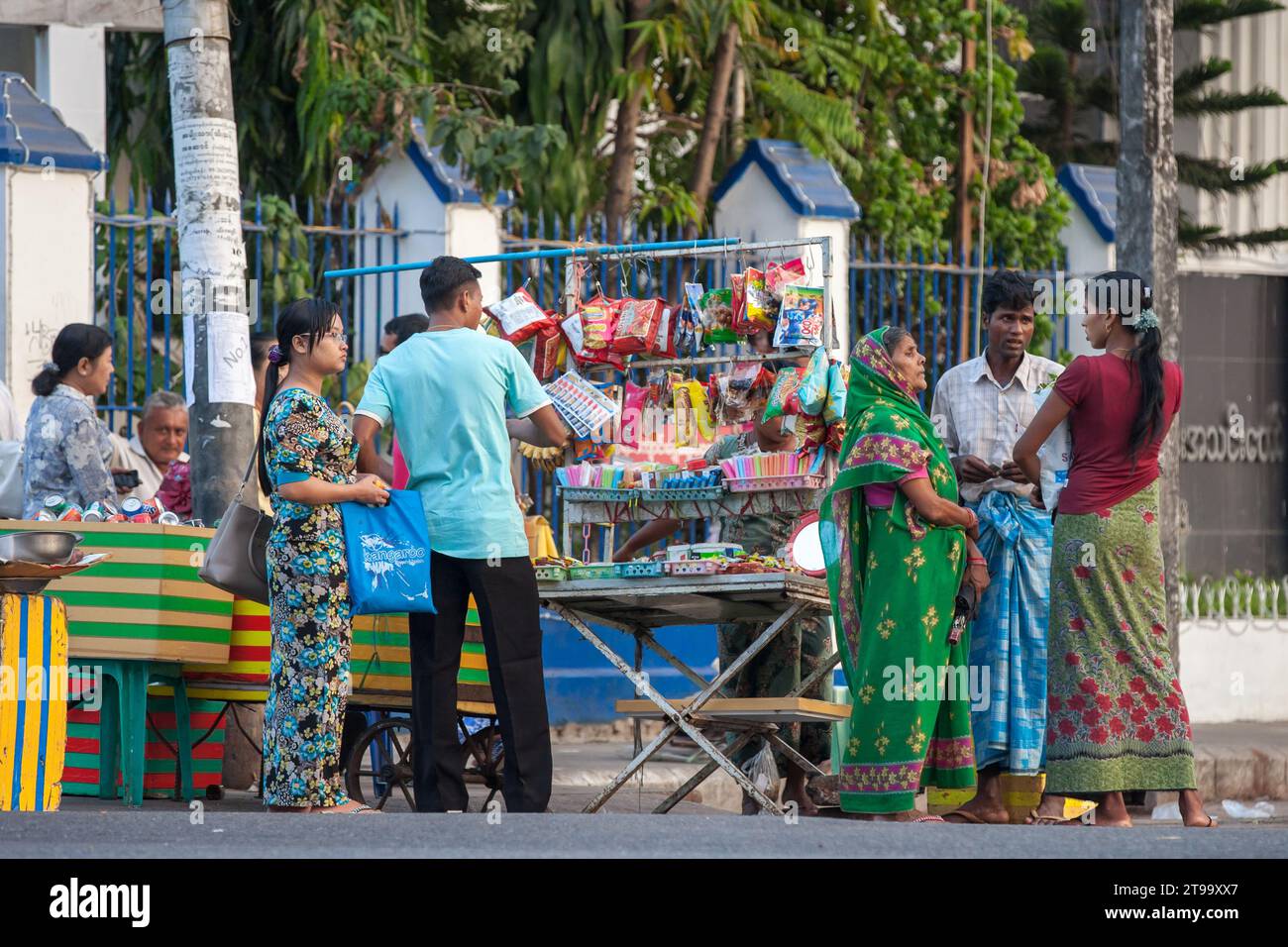 Yangon, Myanmar - 2 de enero de 2016: Gente en las calles de Yangon, Myanmar. Foto de stock