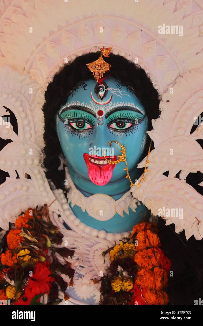 potrait de la diosa hindú kali, hermoso ídolo maa kali durante el festival de pujo kali en bengala occidental. el kali puja se celebra el día de diwali en bengala Foto de stock