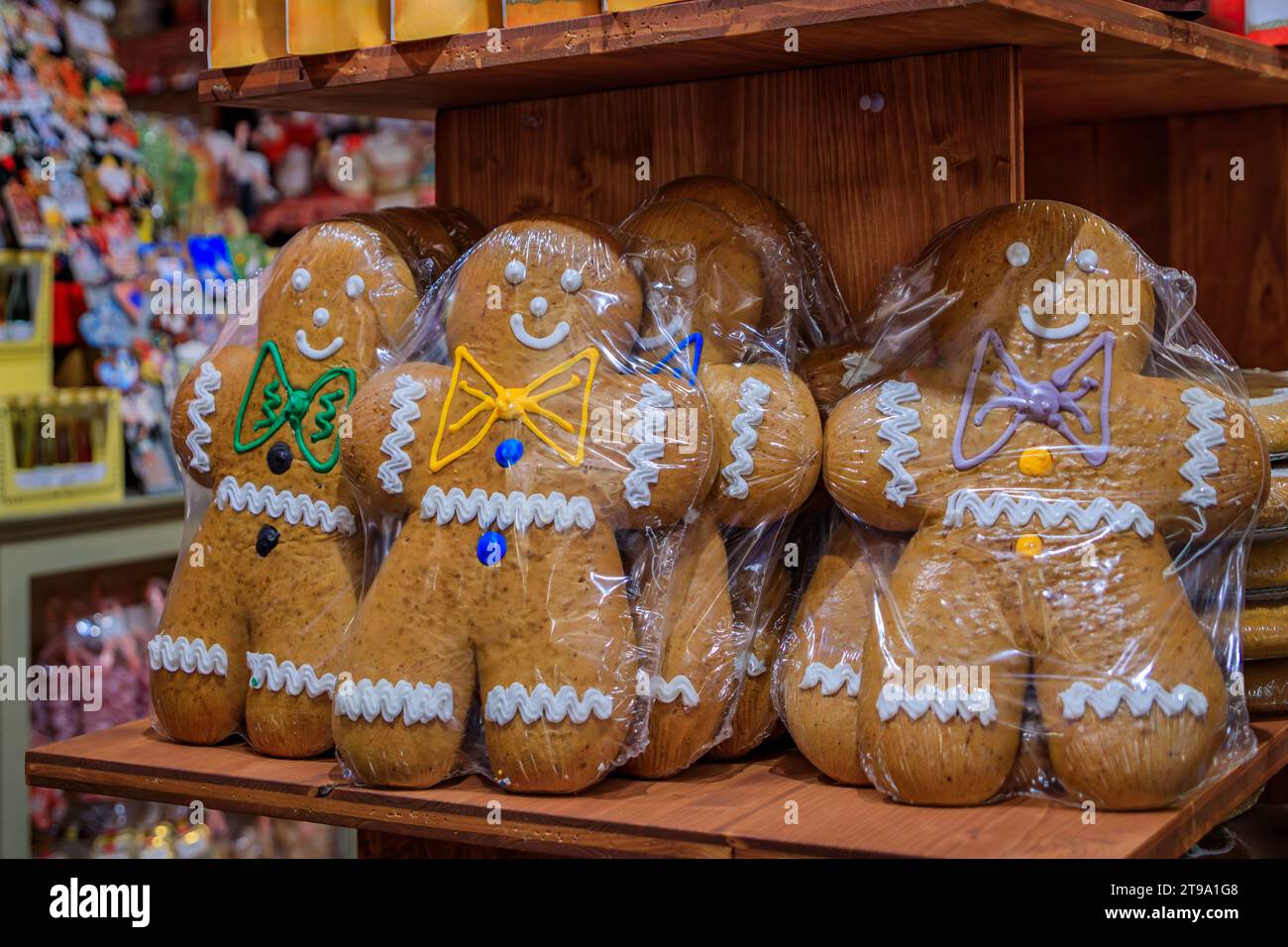 Galletas artesanales artesanales tradicionales alsacianas de pan de jengibre hombre de vacaciones en exhibición en una tienda en el casco antiguo de la ciudad de Colmar, Francia Foto de stock