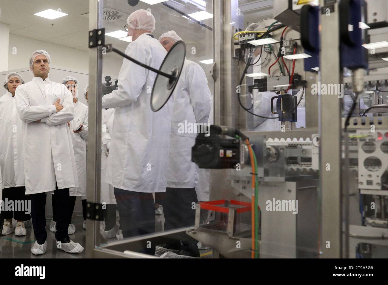 Chartres, Francia. 23 de noviembre de 2023. El presidente Emmanuel