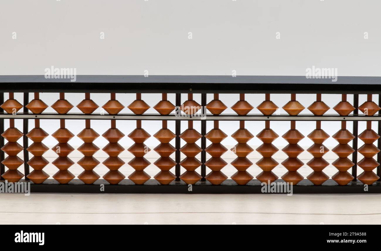 Abacus chino. Herramienta de cálculo matemático. Fondo de madera Foto de stock