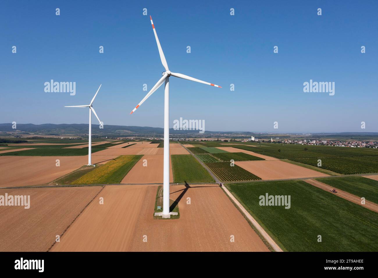 Imágenes de drones, parque eólico, turbina eólica en un campo, Deutschkreutz, Blaufraenkischland, Burgenland, Austria Foto de stock