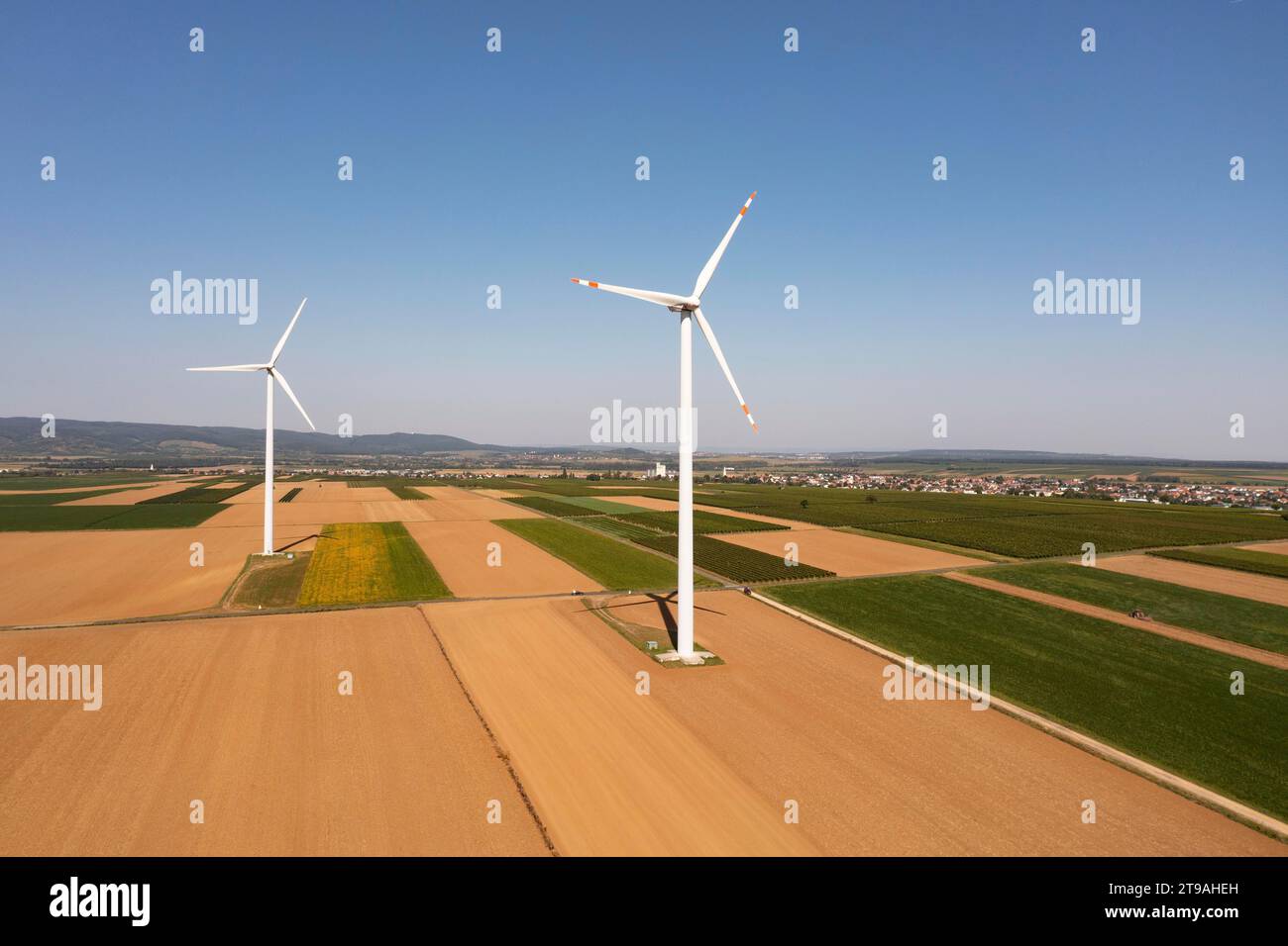 Imágenes de drones, parque eólico, turbina eólica en un campo, Deutschkreutz, Blaufraenkischland, Burgenland, Austria Foto de stock