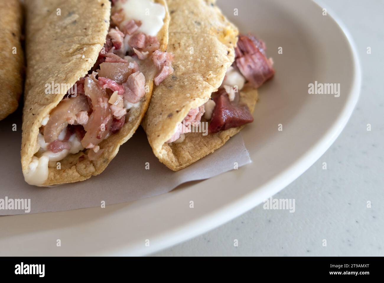 Hacer tortillas hechas a mano fotografías e imágenes de alta resolución