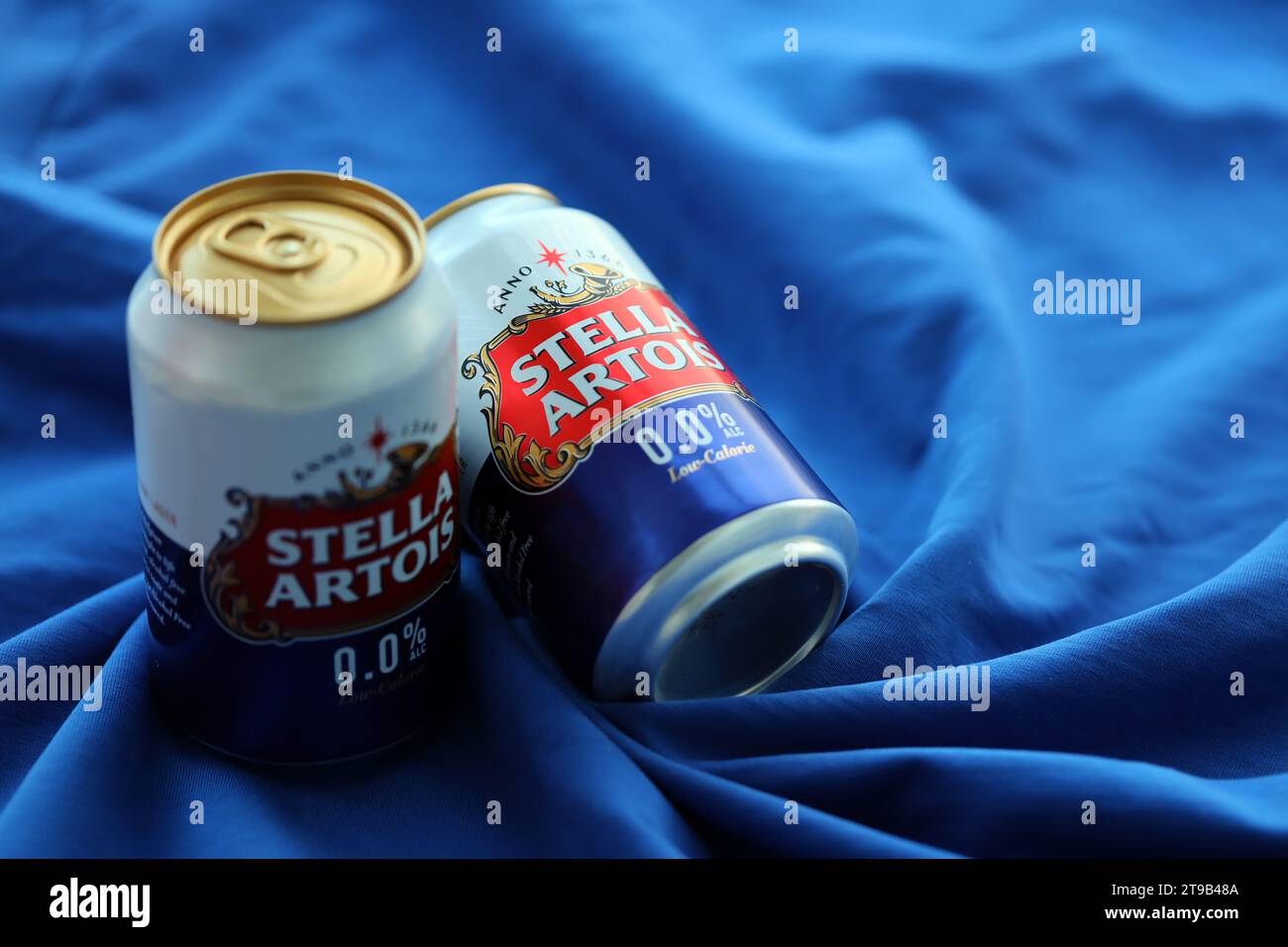 KIEV, UCRANIA - 4 DE MAYO de 2023: Lata de cerveza Stella Artois sin alcohol y baja en calorías, elaborada por una cervecería belga Foto de stock