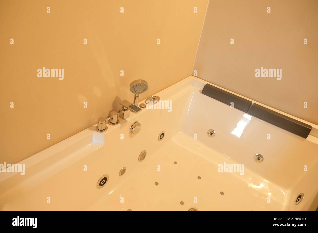 El interior del apartamento de lujo, un cómodo baño con jacuzzi Fotografía  de stock - Alamy