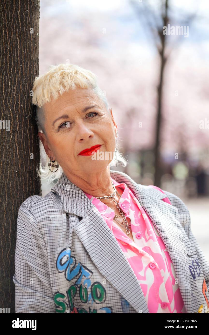 Retrato de mujer madura con estilo que se relaja al aire libre Foto de stock