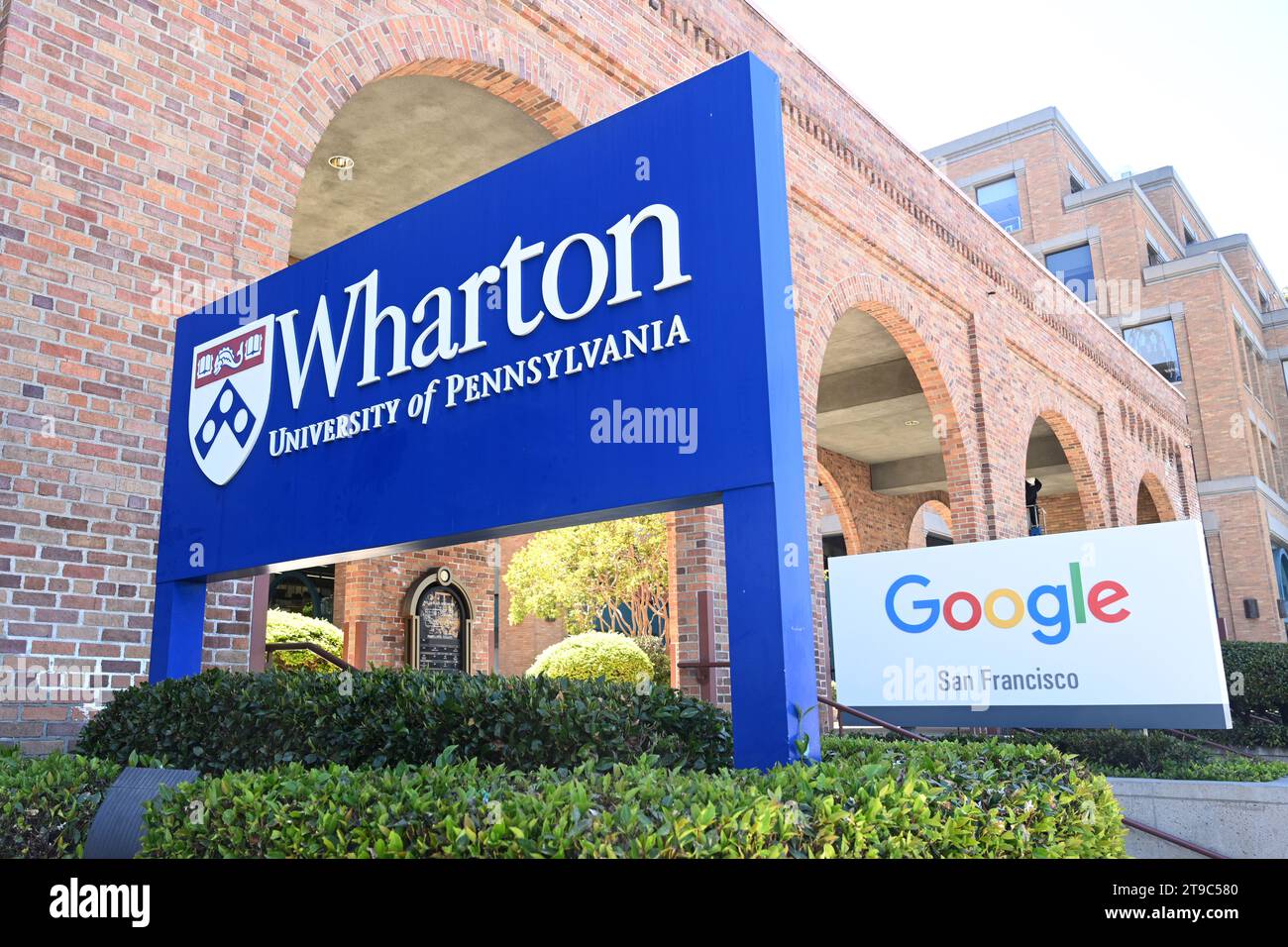 San FRANCISCO, CA, EE.UU. - 26 de julio de 2023: Los signos de Wharton San Francisco - Universidad de Pensilvania y Google San Francisco. Foto de stock