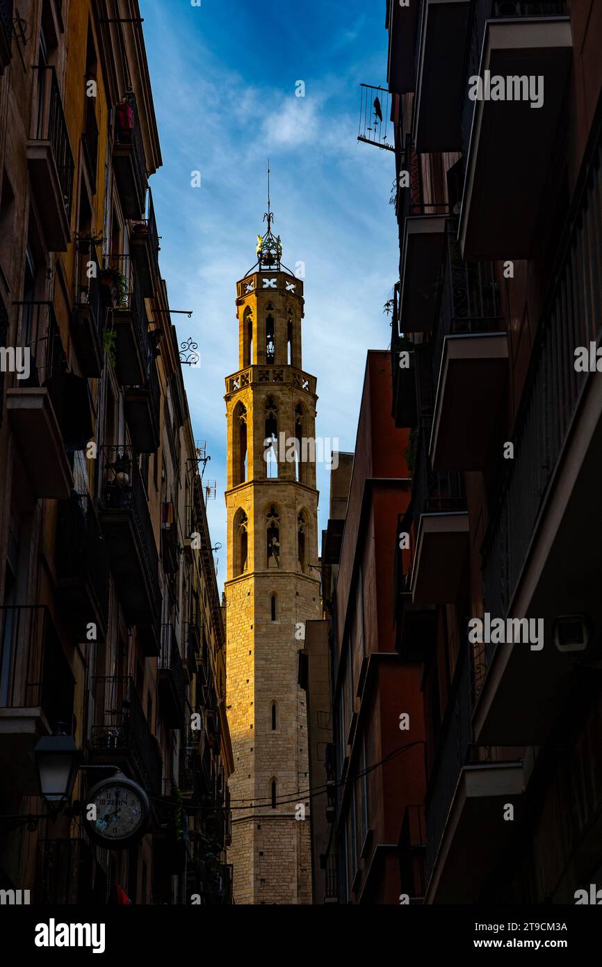 Sant Maria del Mar, una iglesia gótica catalana construida entre 1329 y 1483 en el barrio de la Ribera de Barcelona. Foto de stock