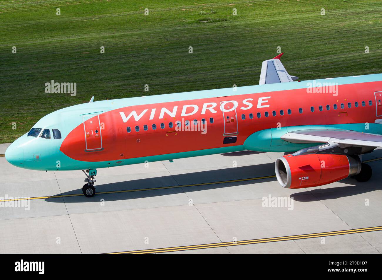 Windrose Airlines Airbus A321 rodando a las puertas después de aterrizar en Lviv. Vista desde la torre ATC Foto de stock