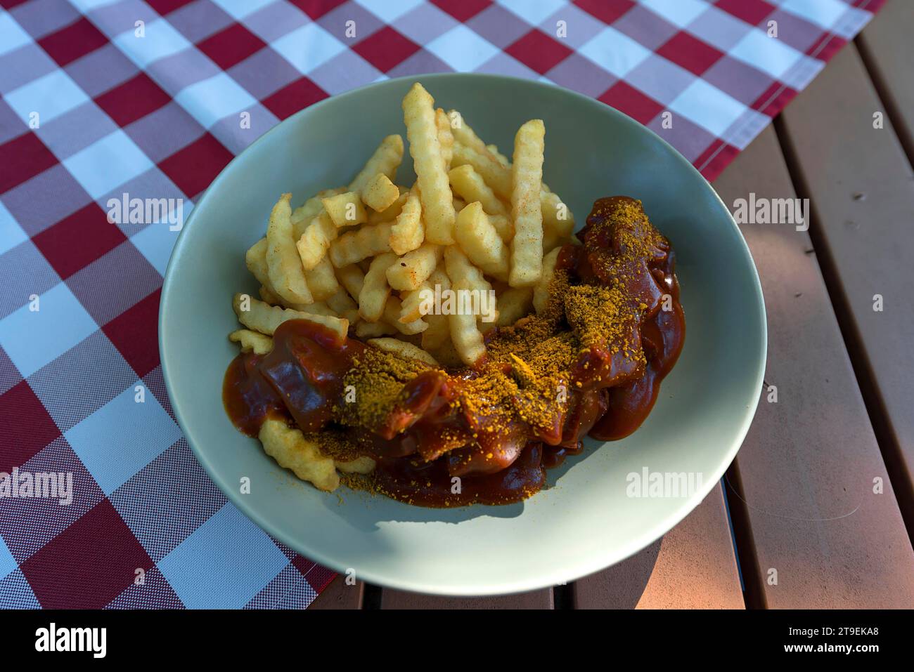 Deliciosa Currywurst Con Papas Fritas Servida En Un Jardín De Cerveza Para Consumo  Inmediato Fotos, retratos, imágenes y fotografía de archivo libres de  derecho. Image 138826433