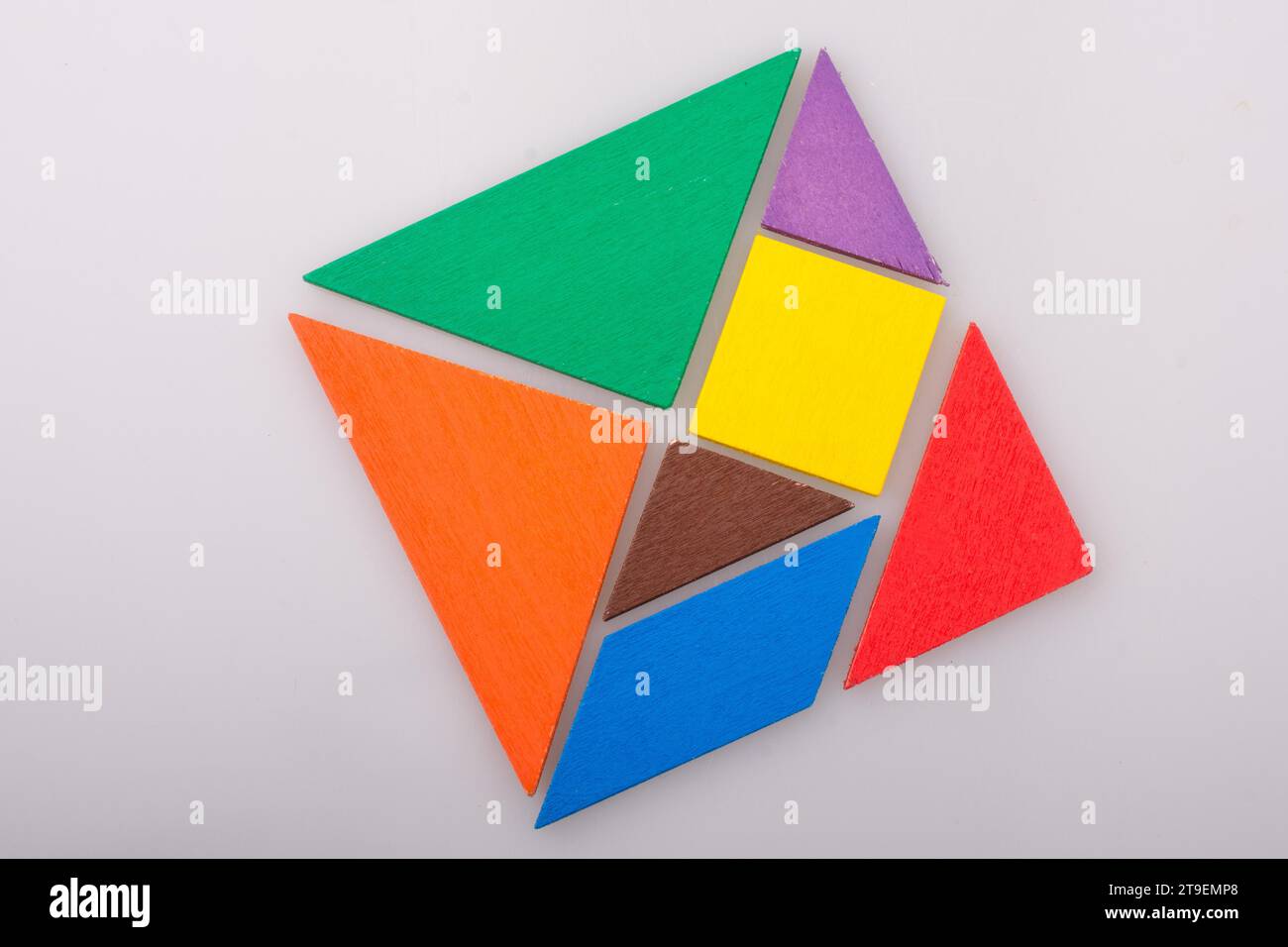 Piezas coloridas de un cuadrado tangram Foto de stock