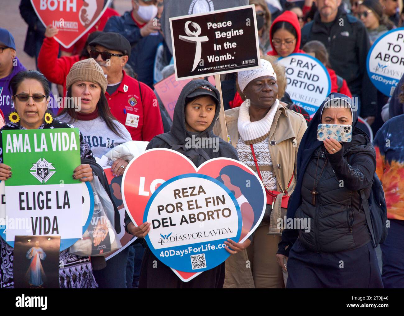 San FRANCISCO, CA - 21 de enero de 2023: Participantes no identificados en la Marcha Anual por la Vida, sosteniendo carteles y pancartas pro-vida, caminando por la calle Market Foto de stock