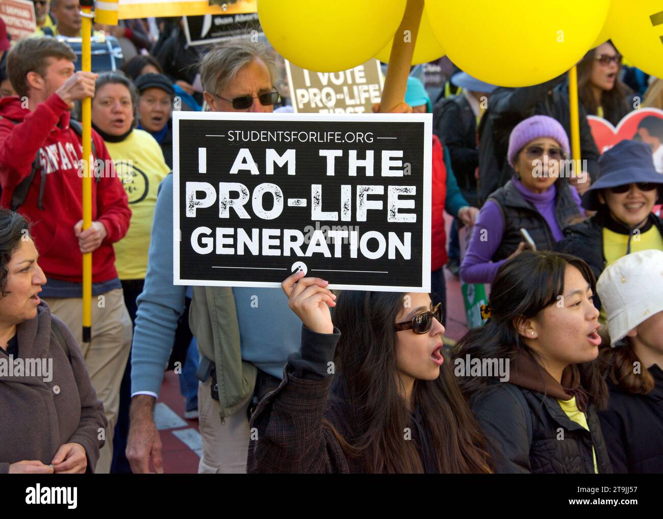 San FRANCISCO, CA - 21 de enero de 2023: Participantes no identificados en la Marcha Anual por la Vida, sosteniendo carteles y pancartas pro-vida, caminando por la calle Market Foto de stock