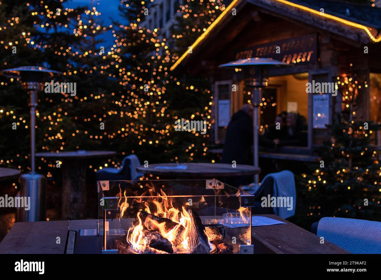 Meran, Tirol del Sur, Italia 02 diciembre 2022 Chimenea y árboles de navidad con luces borrosas Foto de stock