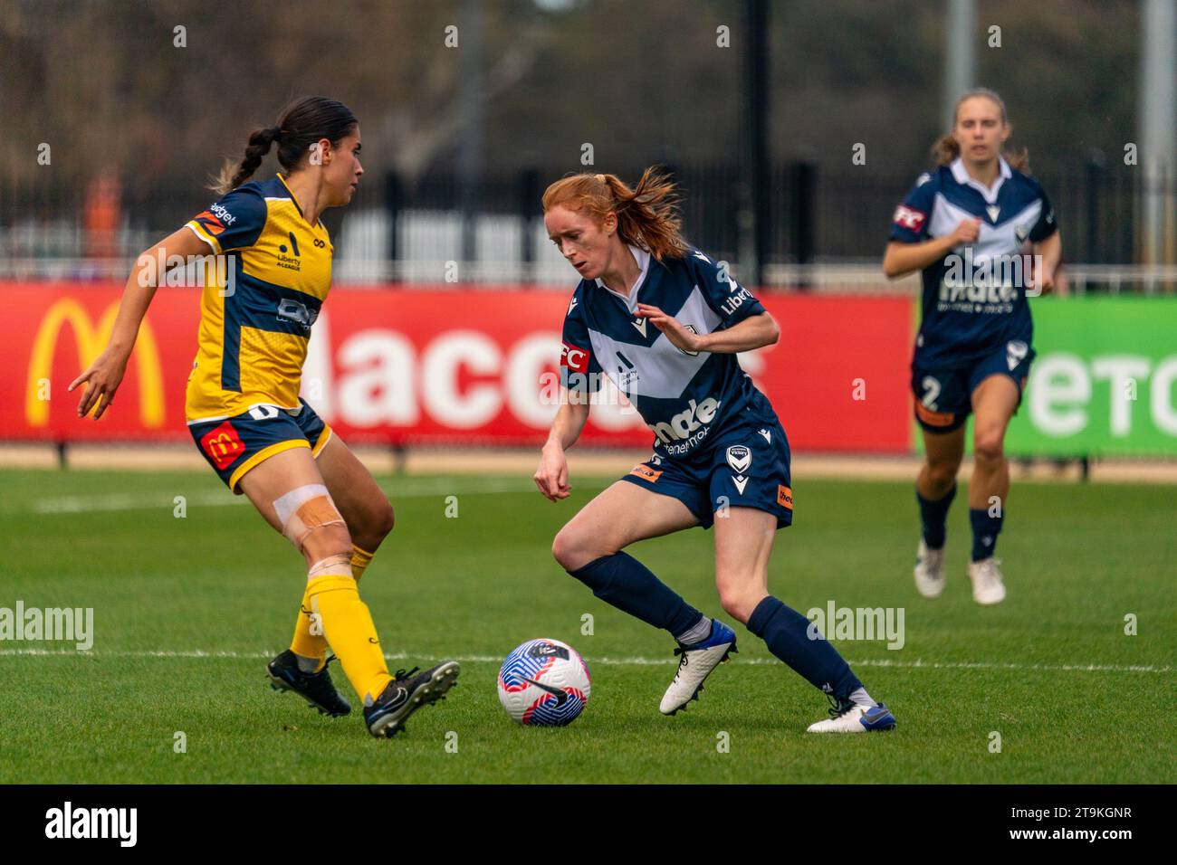 Bundoora, Australia. 26 de noviembre de 2023. El mediocampista del Melbourne Victory FC Beattie Goad (#6) gotea el balón delante de la mediocampista del FC de los Marineros de la Costa Central Isabel Gómez (#6). Crédito: James Forrester/Alamy Live News Foto de stock