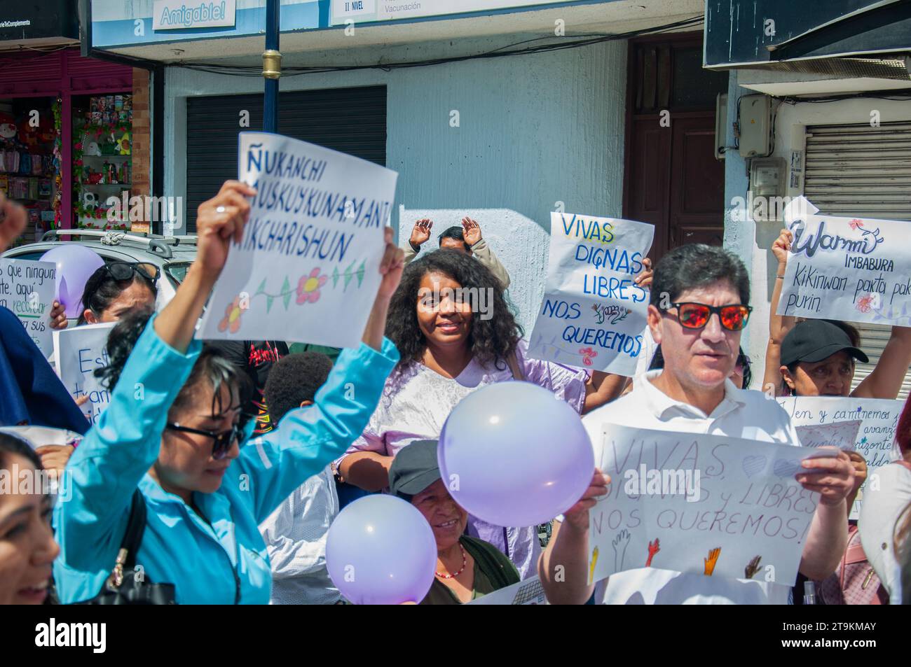 manifestación feminista contra el racismo y el feminicidio en américa latina, hombres y mujeres con pancartas se mantuvieron en alto protestando por la igualdad. Foto de stock