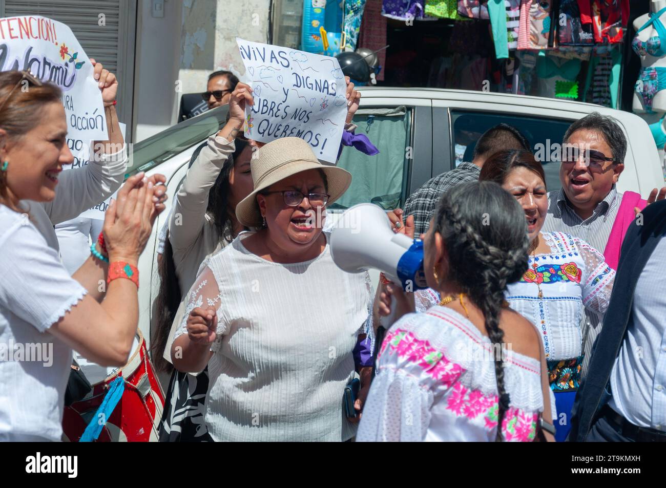 dos mujeres se enfrentaron en una manifestación feminista de mujeres indígenas maltratadas. manifestación contra el racismo. Contra el racismo y la violencia de género. Foto de stock