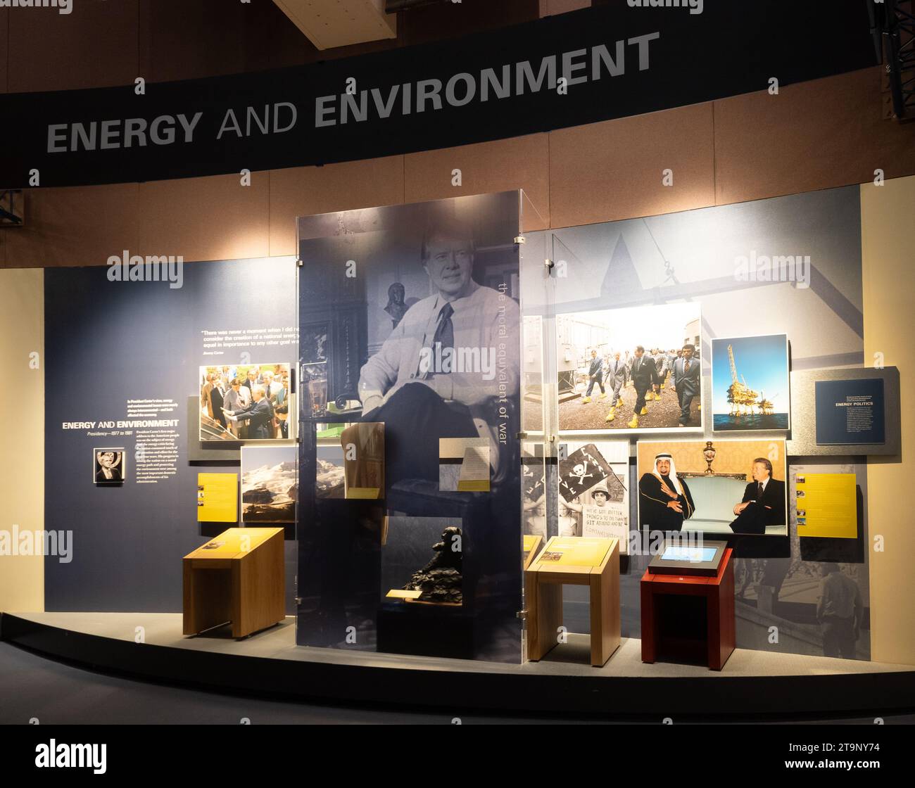 Exhibición histórica de energía y medio ambiente con una foto grande del presidente Carter en la Biblioteca y Museo Presidencial Jimmy Carter en Atlanta, Georgia Foto de stock