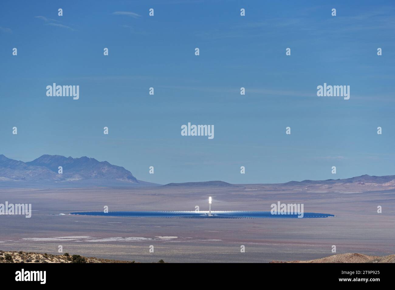 Crescent Dunes concentró la planta de energía solar térmica de torre en el desierto cerca de Tonopah Nevada Foto de stock