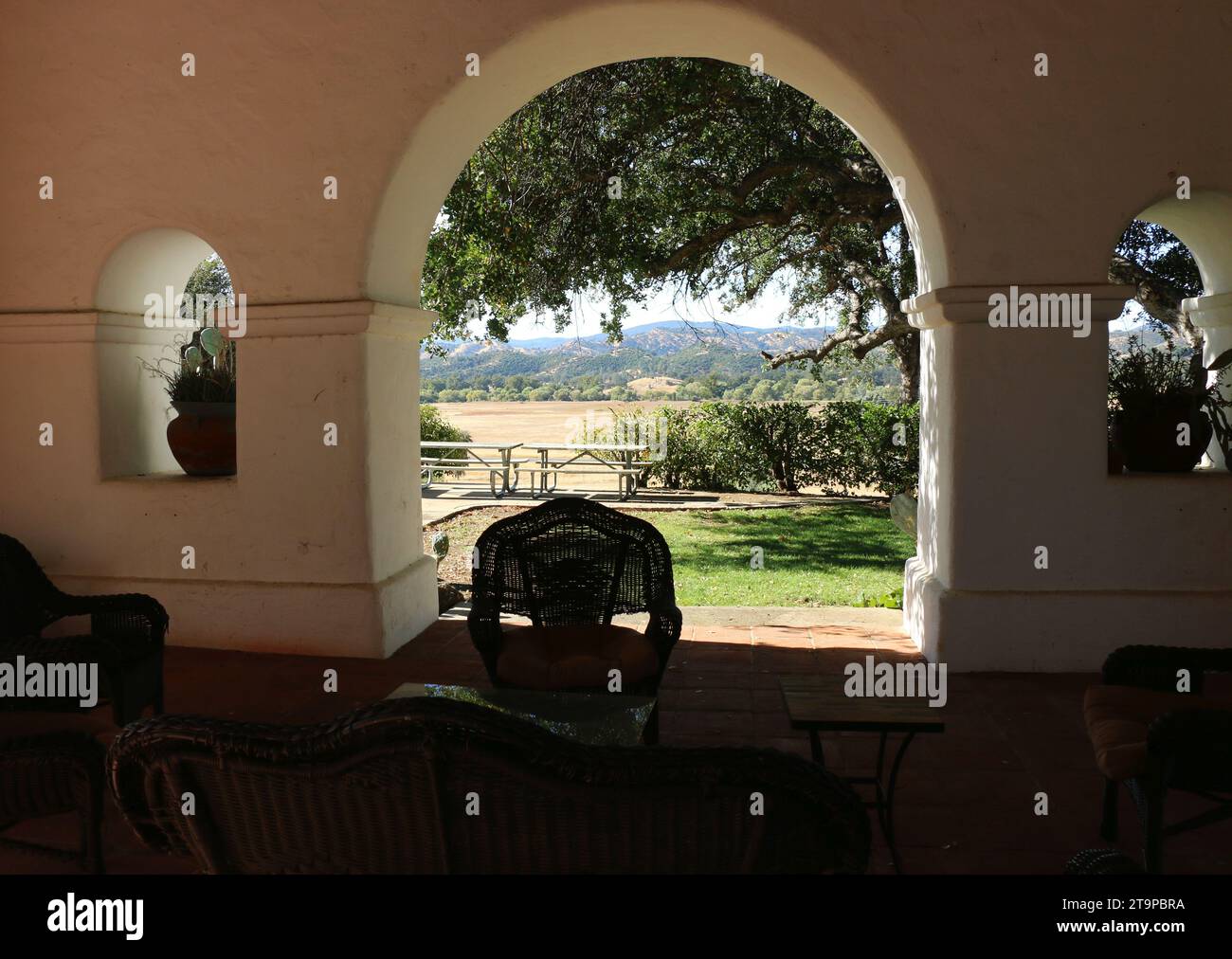 Jolon, California, EE.UU. - 20 Oct 2023: Patio con una hermosa vista, Hearst Hacienda Hotel. Foto de stock