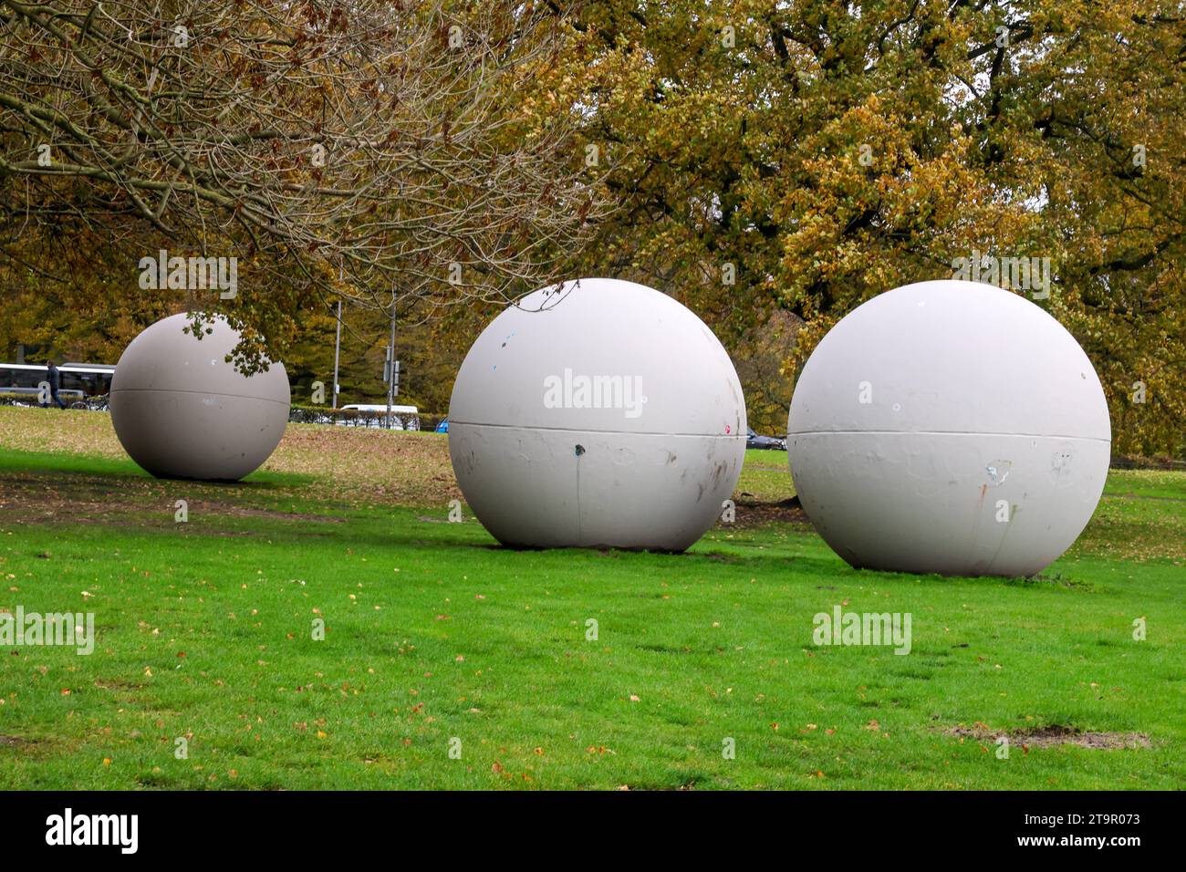 Bolas gigantes fotografías e imágenes de alta resolución - Alamy