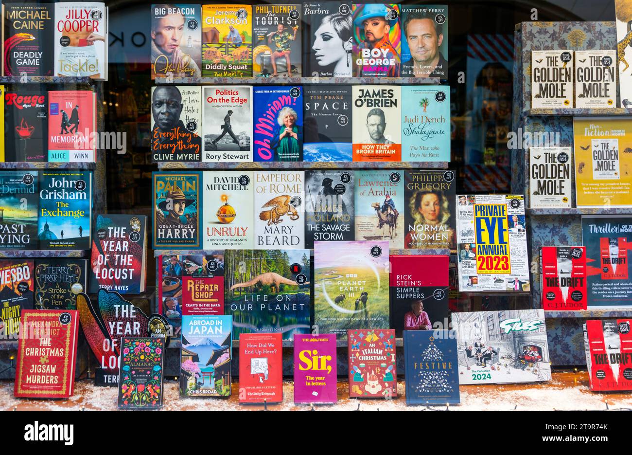 Exhibición de los libros más vendidos en escaparate, Waterstones, Ipswich, Suffolk, Inglaterra, REINO UNIDO Foto de stock