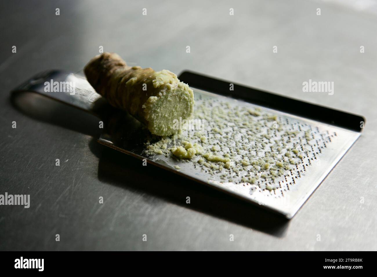 Wasabi rallado fresco en un restaurante japonés en Tokio, Japón. Foto de stock