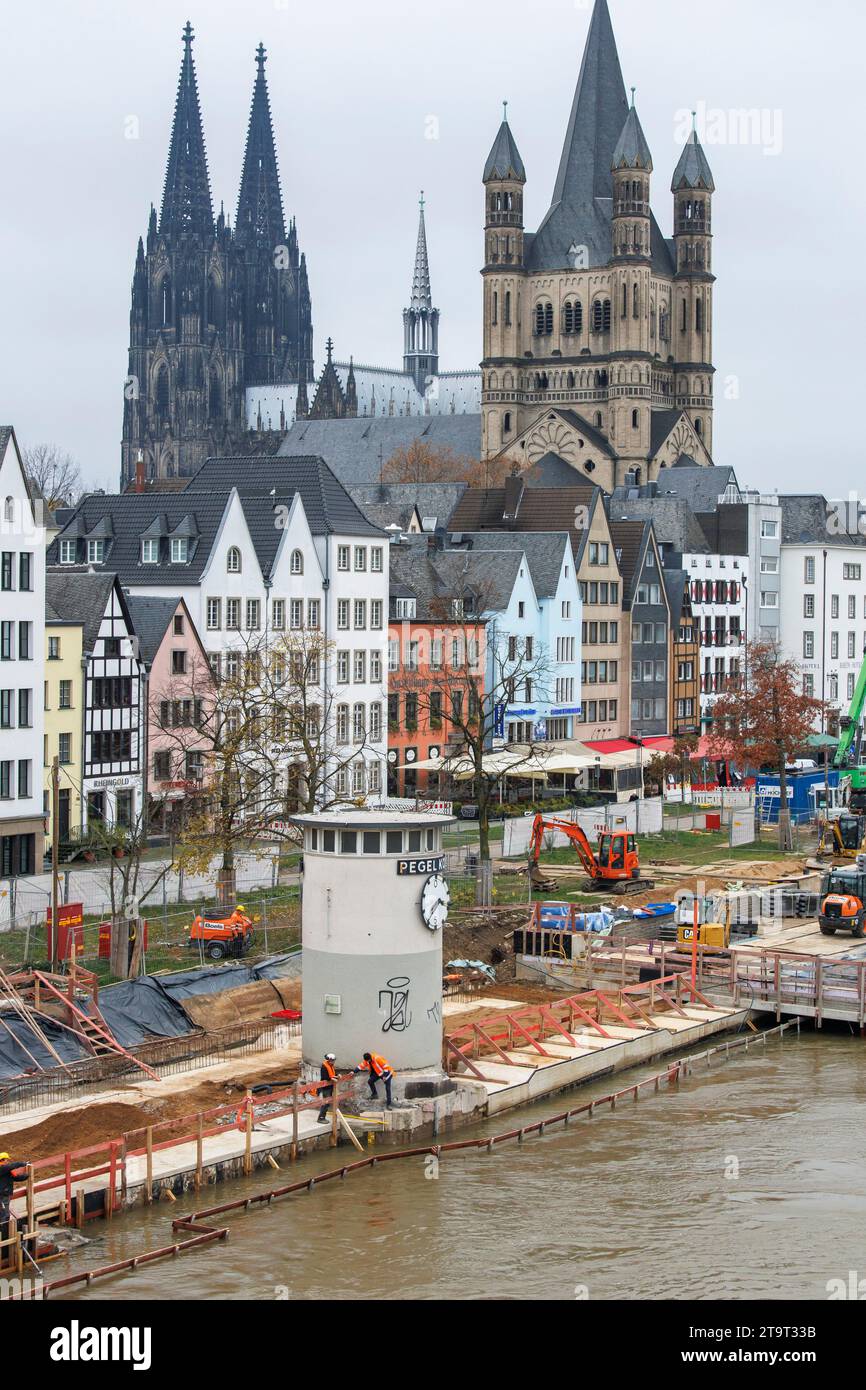 El paseo del Rin en frente de la ciudad vieja tiene una nueva losa voladiza, sitio de construcción, la catedral y la iglesia Gross St. Martin, Colonia, alemán Foto de stock