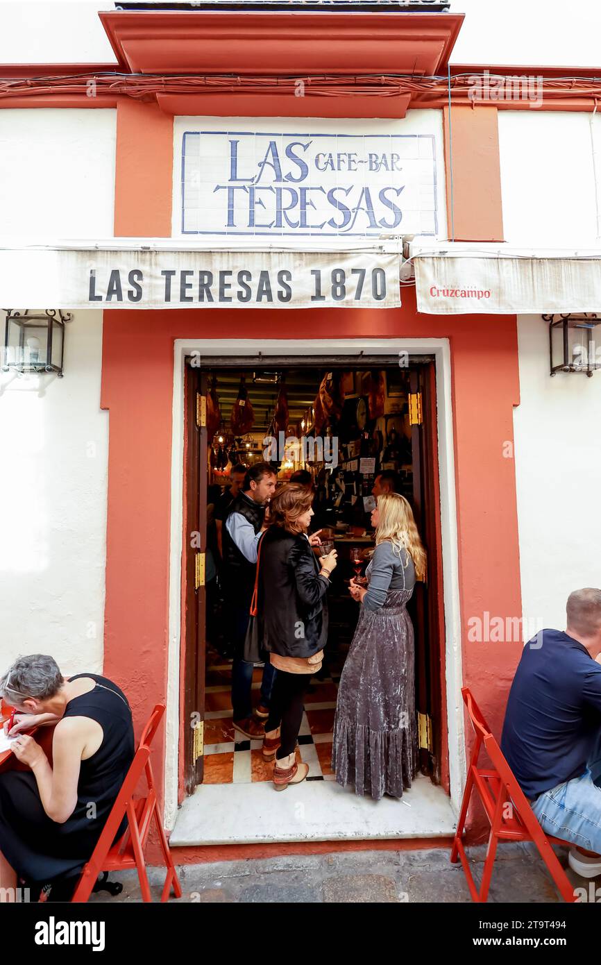 Personas de pie en la puerta de Las Teresas 1870, Restaurante Andaluz en Sevilla, Andalucía, España Foto de stock