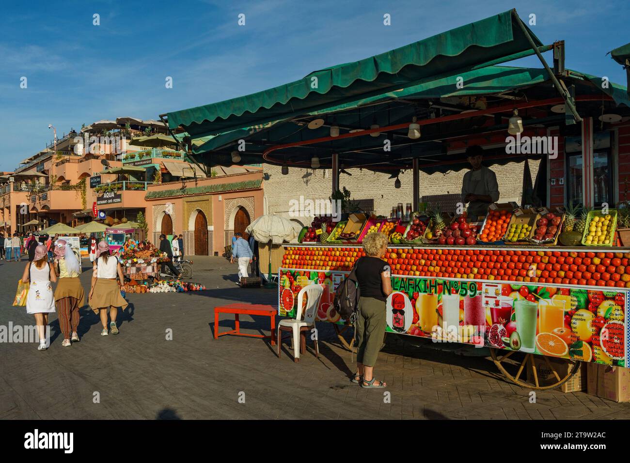 Norte de África. Marruecos. Marrakech. Un turista frente al puesto de un vendedor de zumos de fruta Foto de stock