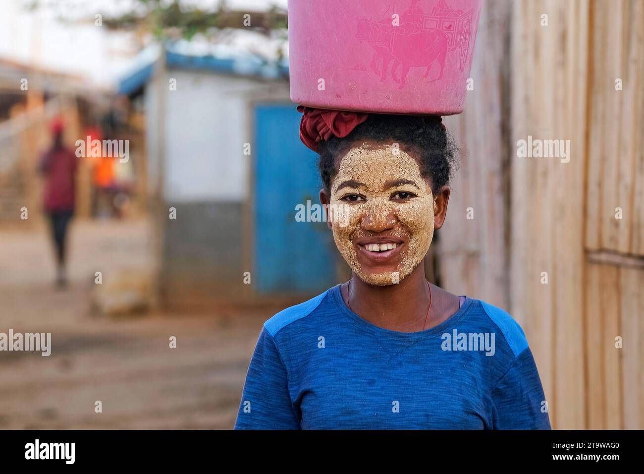 Mujer malgache con máscara de protección solar hecha de raíz Musiro en Begidro, Ankiliroroka, Belo sur Tsiribihina, Menabe, Tierras Altas Centrales, Madagascar Foto de stock