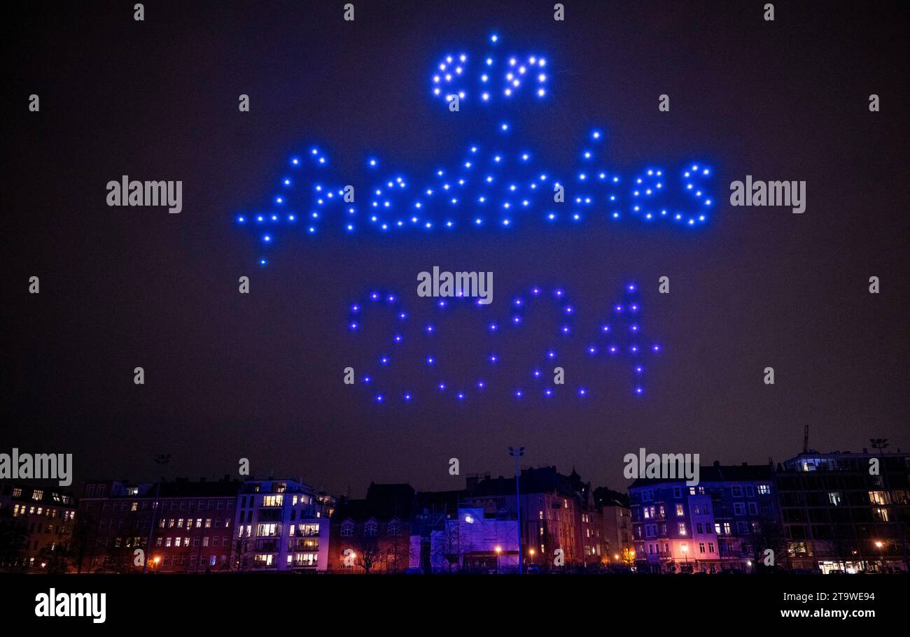 Berlín, Alemania. 27 de noviembre de 2023. Los drones brillantes vuelan