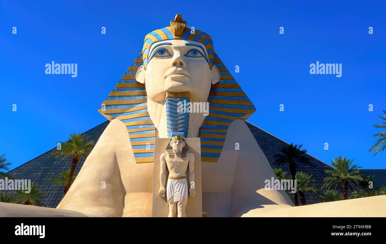 La esfinge gigante frente al Luxor Hotel and Casino en Las Vegas - LAS VEGAS, ESTADOS UNIDOS - 31 DE OCTUBRE DE 2023 Foto de stock