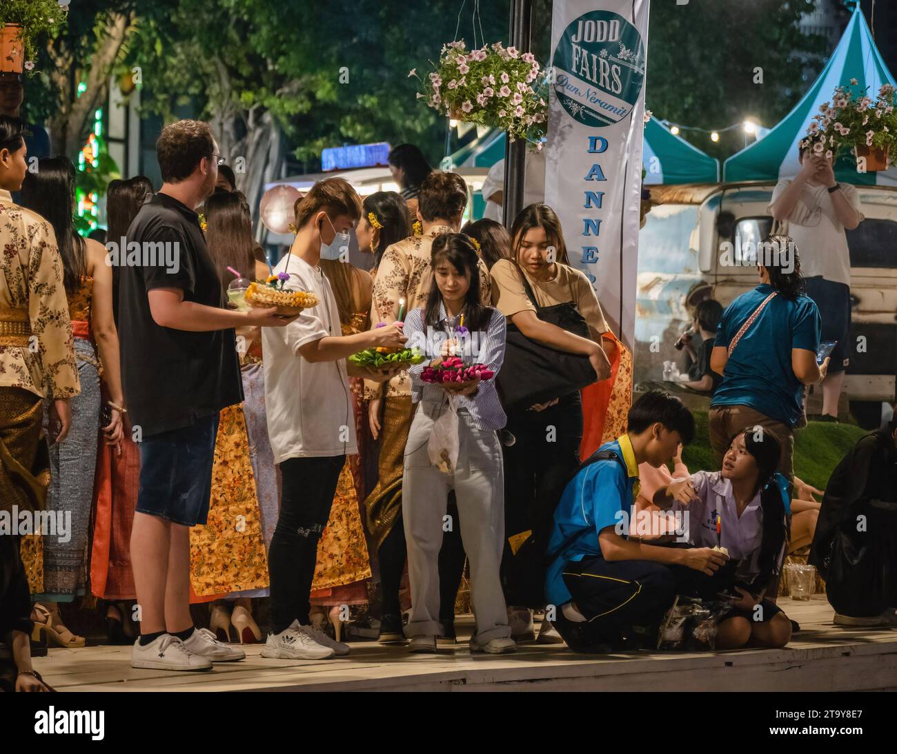 Tailandeses y extranjeros son vistos con su krathong en la orilla del