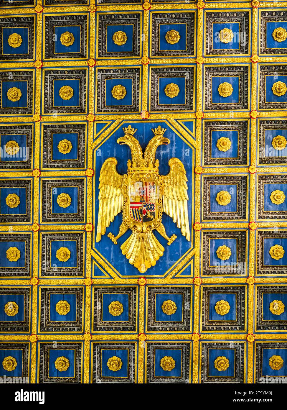 Techo artesonado dorado (siglo XVII) con un águila de doble cabeza en el centro, el escudo de armas de los Habsburgo, en la Catedral de Agrigento (Cattedrale di San Gerlando) - Sicilia, Italia Foto de stock