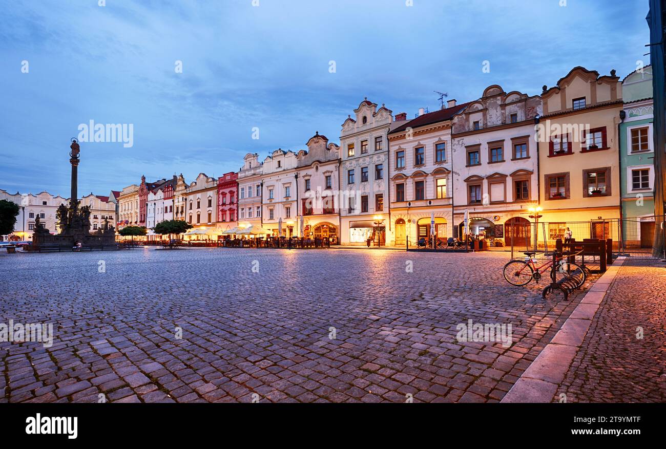 Plaza principal con casas históricas y Puerta Verde en Pardubice, República Checa Foto de stock