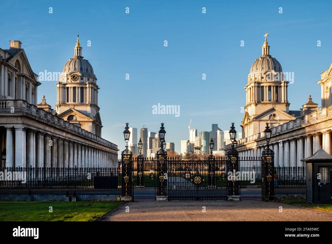 Una vista desde la Casa de la Reina del Old Royal Naval College, Greenwich, Londres, Reino Unido con el centro de negocios Canary Wharf en el fondo Foto de stock