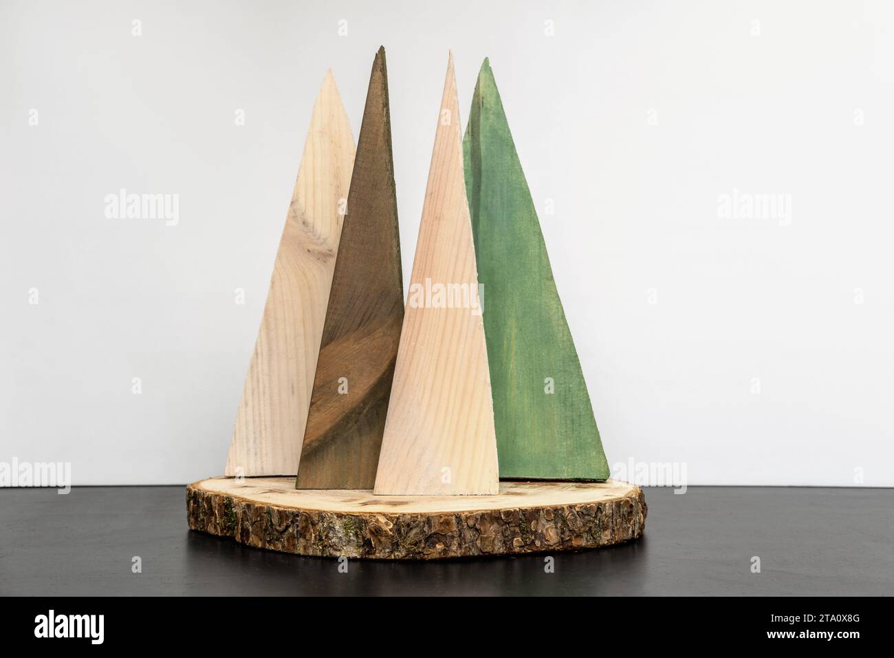 Árbol de Navidad alternativo. Idea fácil de decoración de Navidad de madera. Pared de madera blanca. Decoración nórdica hecha a mano. Diseño de estilo escandinavo Boho. Único DIY Mi Foto de stock